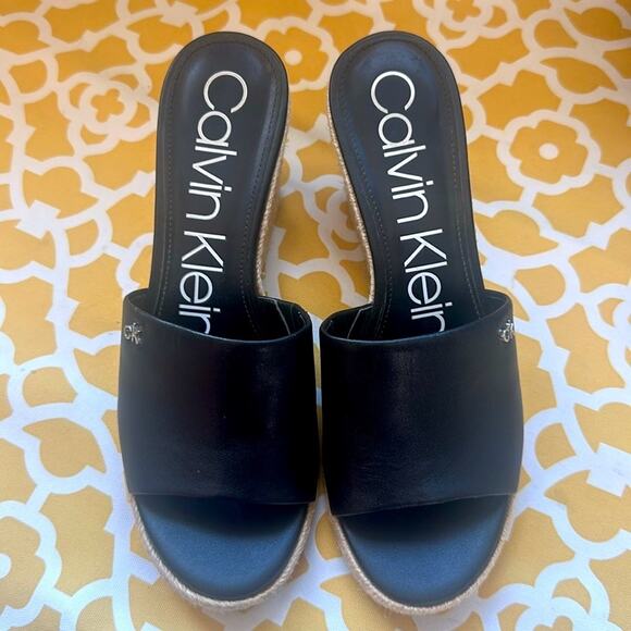 Calvin Klein Bandera Jute Wedged Leather
Sandals/Slides. Size 8 See Video - Picture 4 of 7